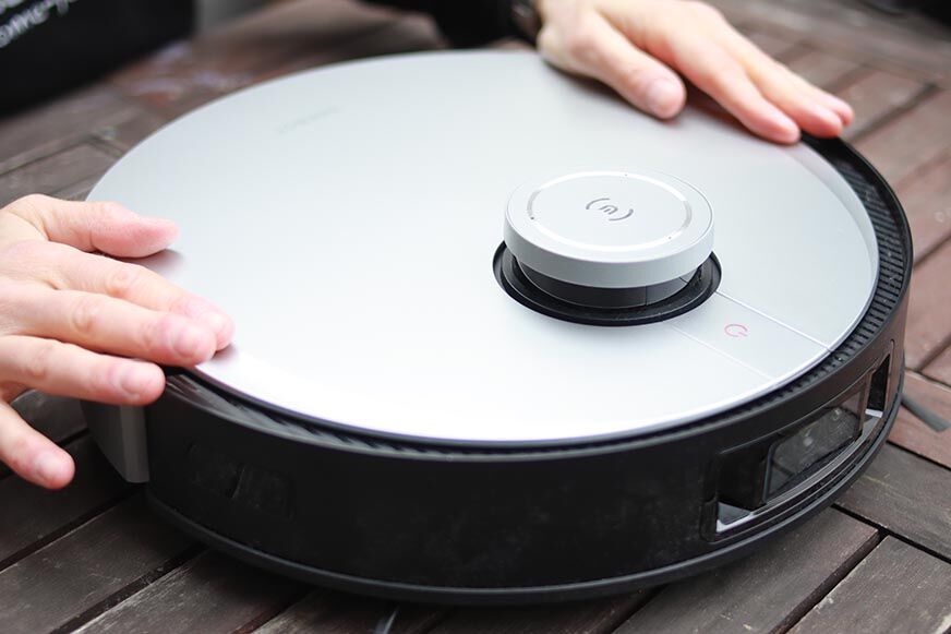 Das Design des Ecovacs Deebot X1 OMNI Saugroboters ist von vorne zu sehen 